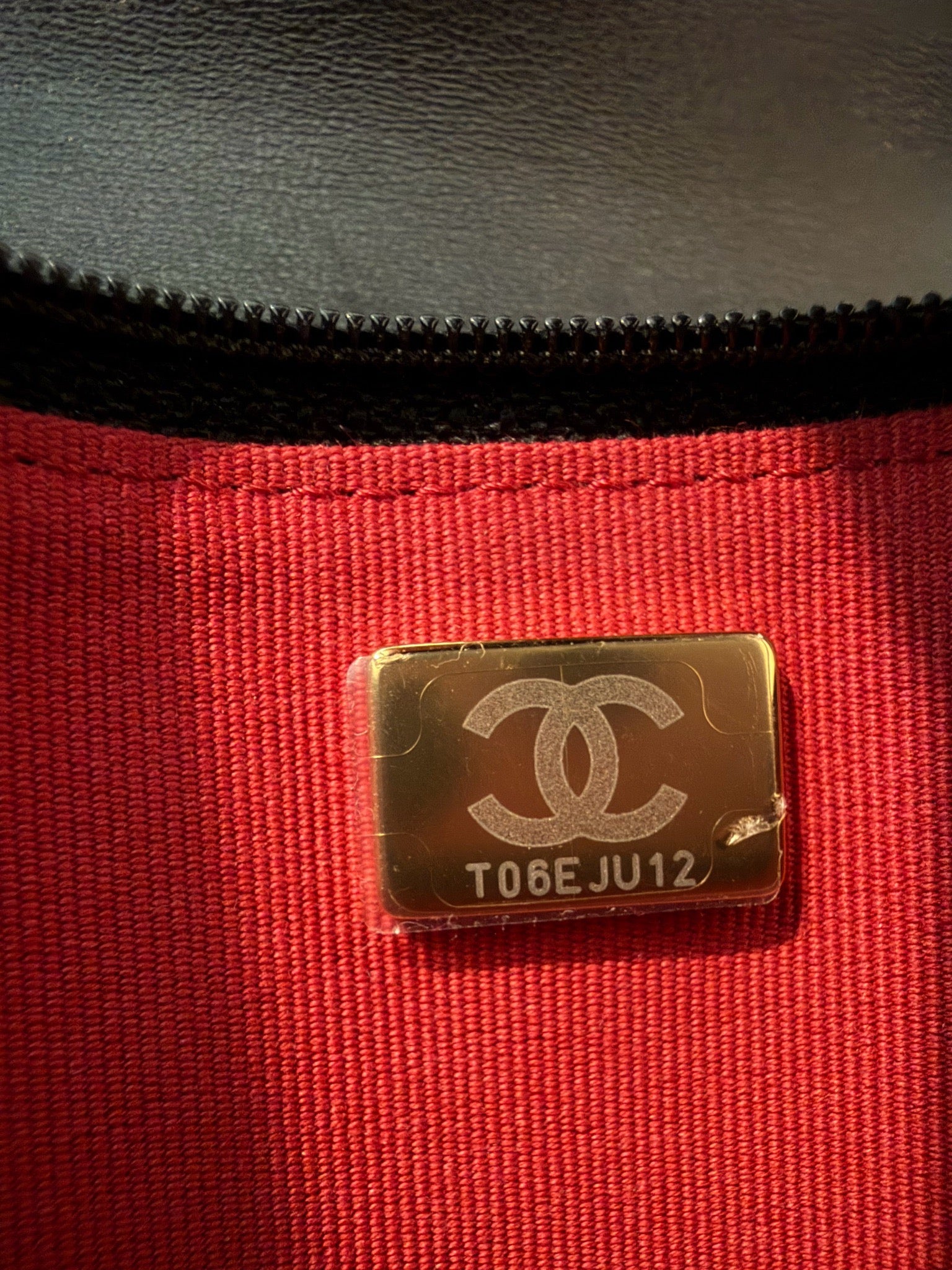Pre-Owned Chanel 19 Twist Lock Wallet on Chain (WOC)