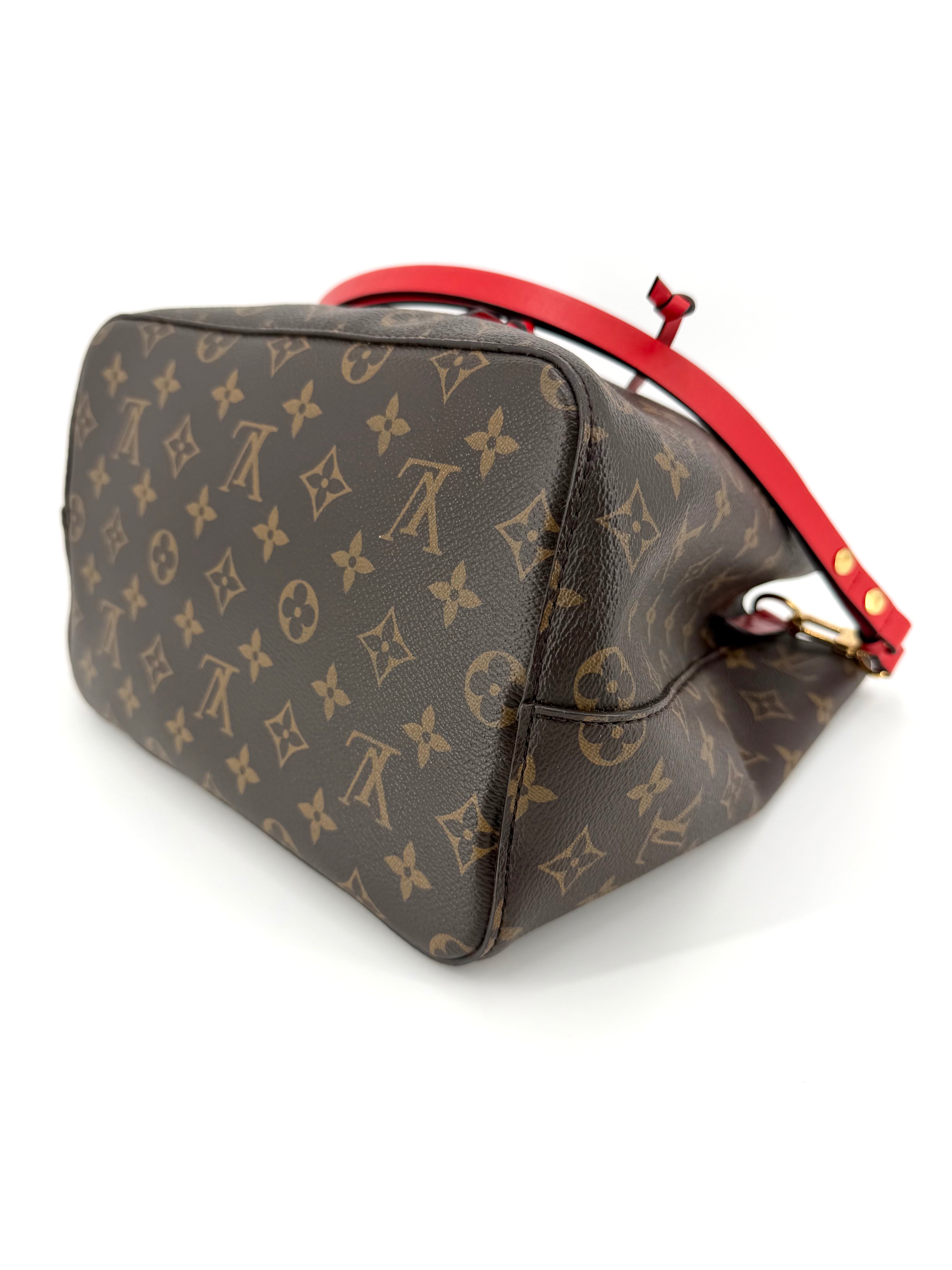 Pre-Owned Louis Vuitton NéoNoé MM Monogram Red Trim Bucket Crossbody Bag