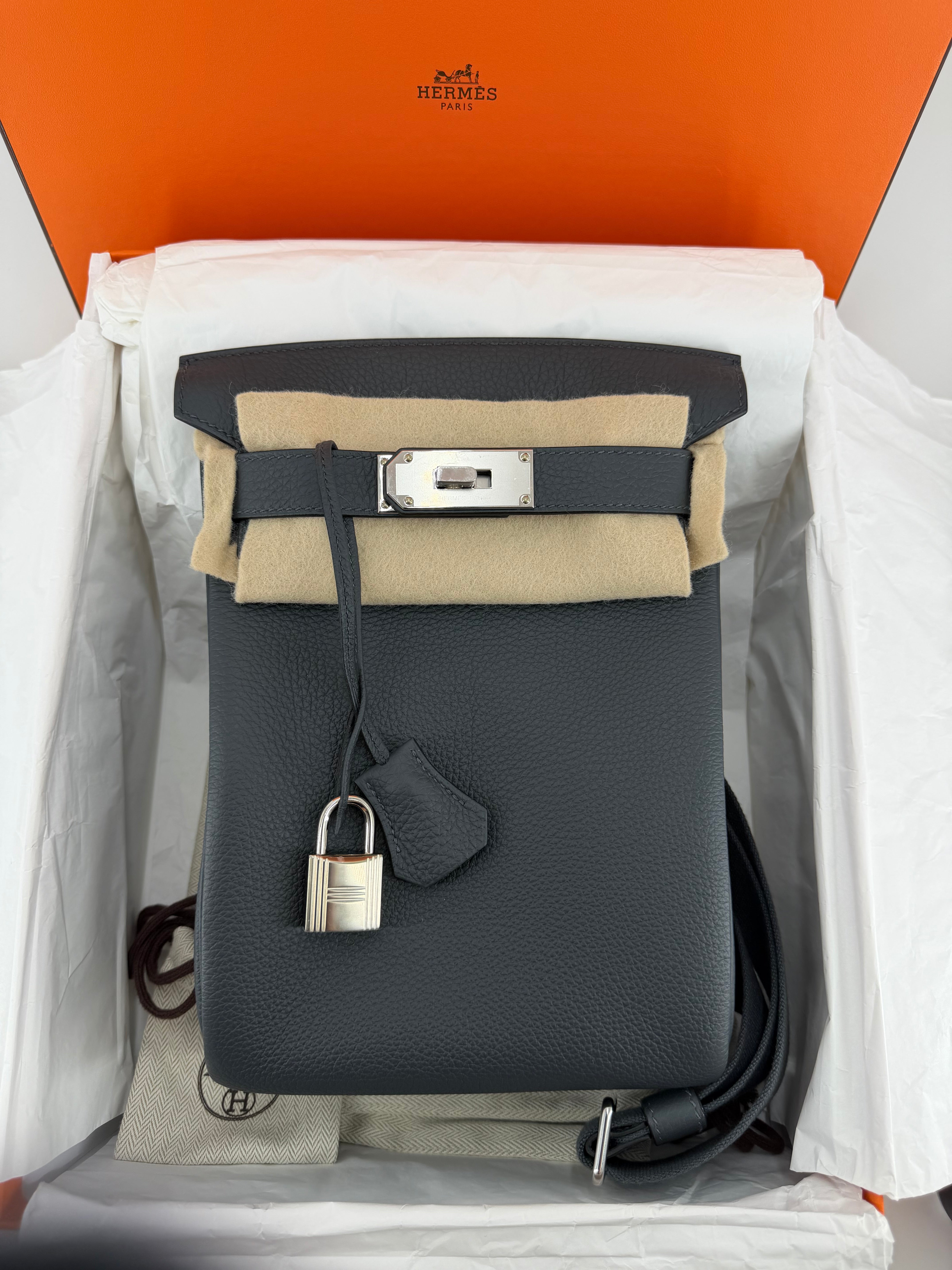Pre-Owned Hermes Hac a Dos PM in Gris Misty with Palladium Hardware Sling Bag