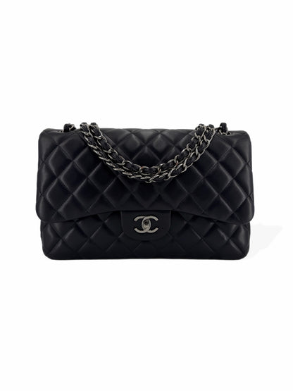 Pre-Owned Chanel Jumbo Double Flap on Quilted Lambskin with Gunmetal Hardware