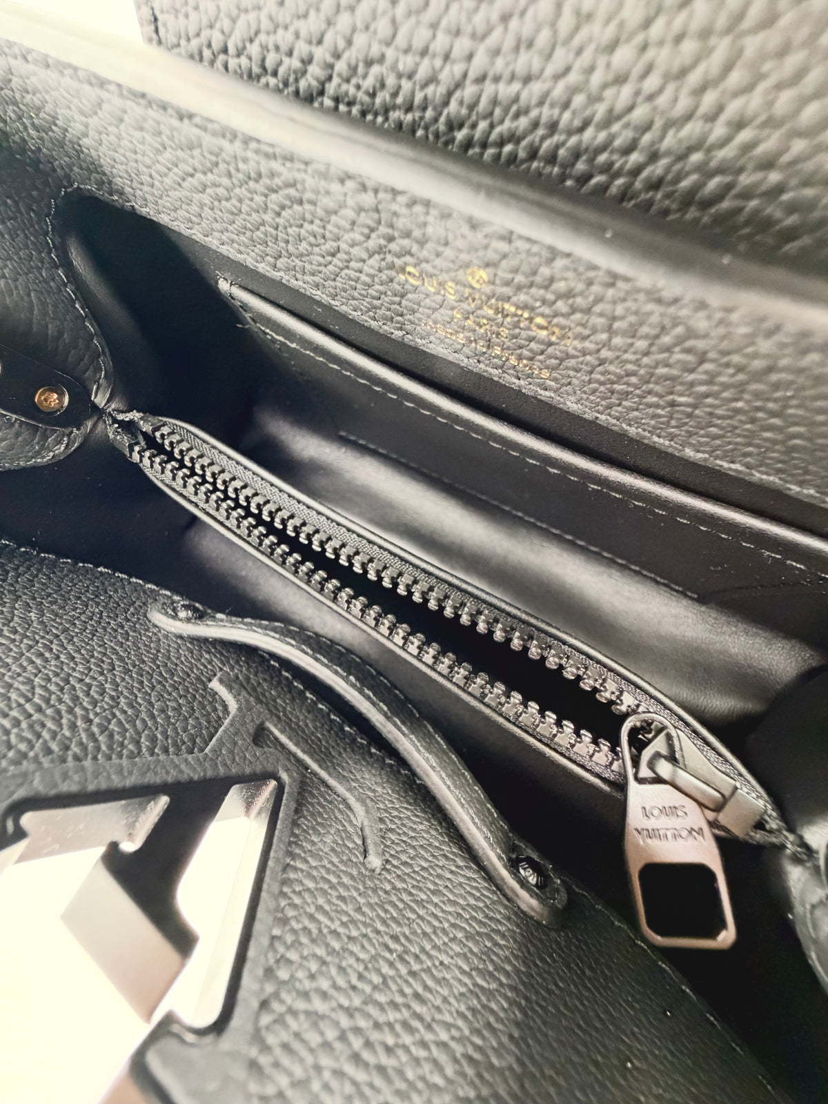 Pre-Owned Louis Vuitton Capucines East West Mini Matte Black Taurillon Leather Bag