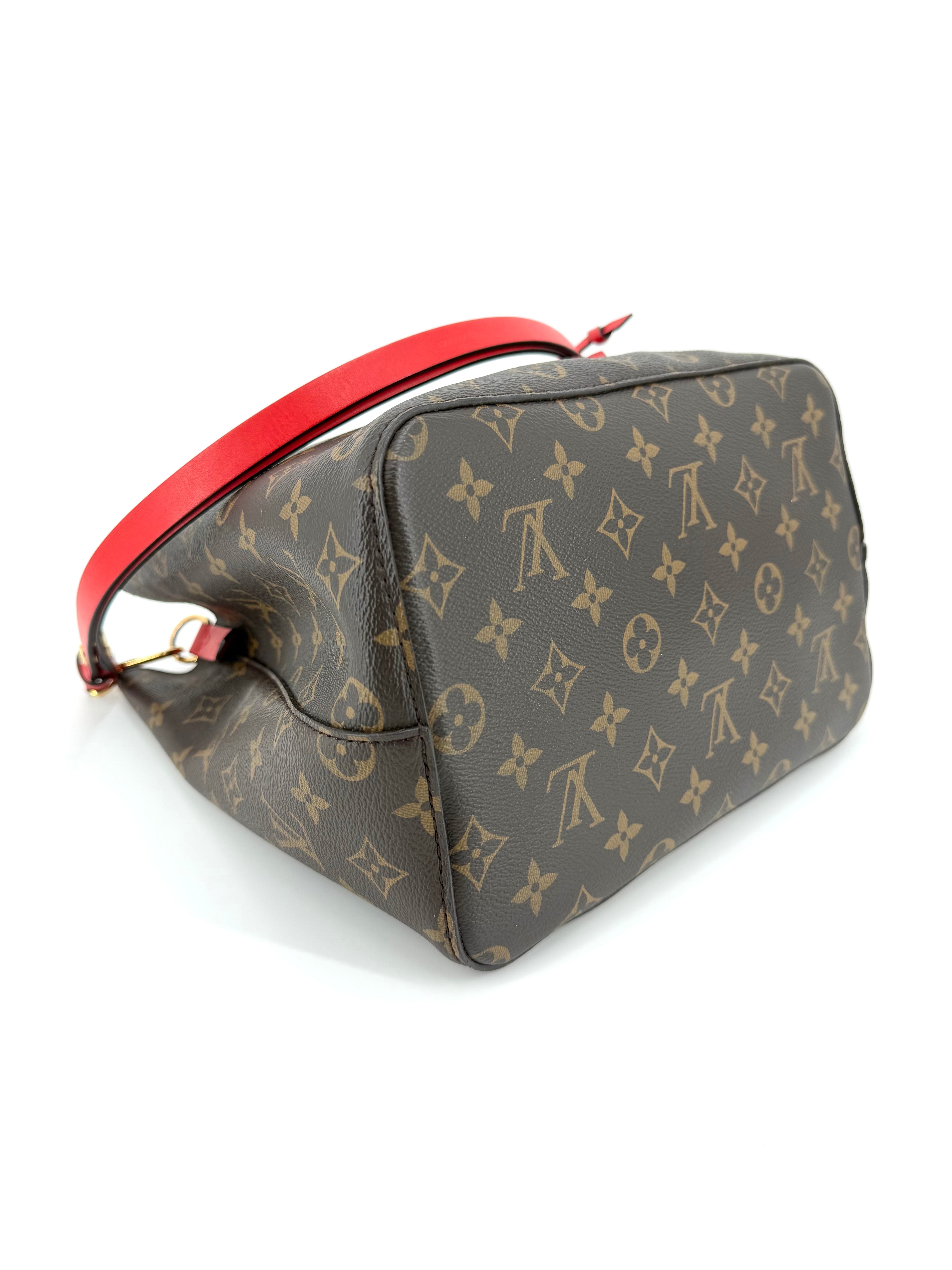 Pre-Owned Louis Vuitton NéoNoé MM Monogram Red Trim Bucket Crossbody Bag