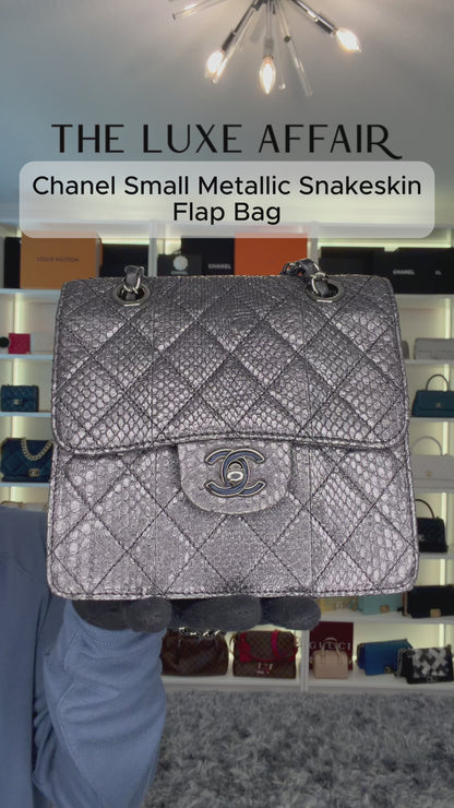 Pre-Owned Chanel Silver Metallic Snakeskin Flap Crossbody Bag