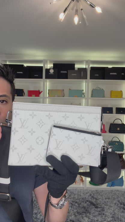 Pre-Owned Louis Vuitton Taiga Monogram Gaston Wearable Wallet
