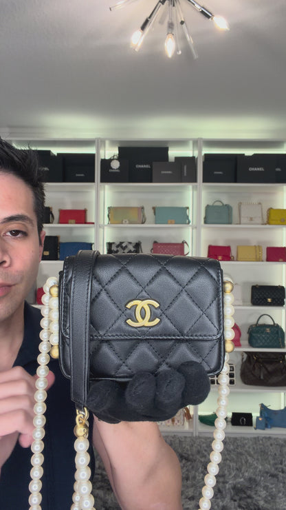 Pre-Owned Chanel About Pearls Quilted Leather Crossbody Card Holder