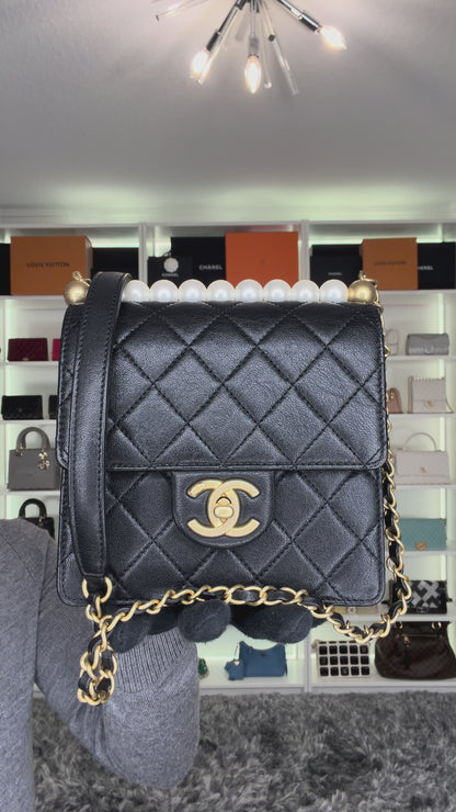 Pre-Owned Chanel Chic Pearl Black Quilted Lambskin Crossbody Bag